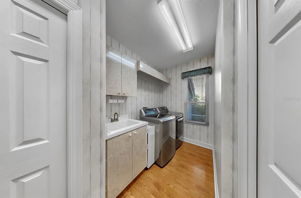 合同活跃: $1,025,000 (4 贝兹, 3 浴室, 2928 平方英尺)