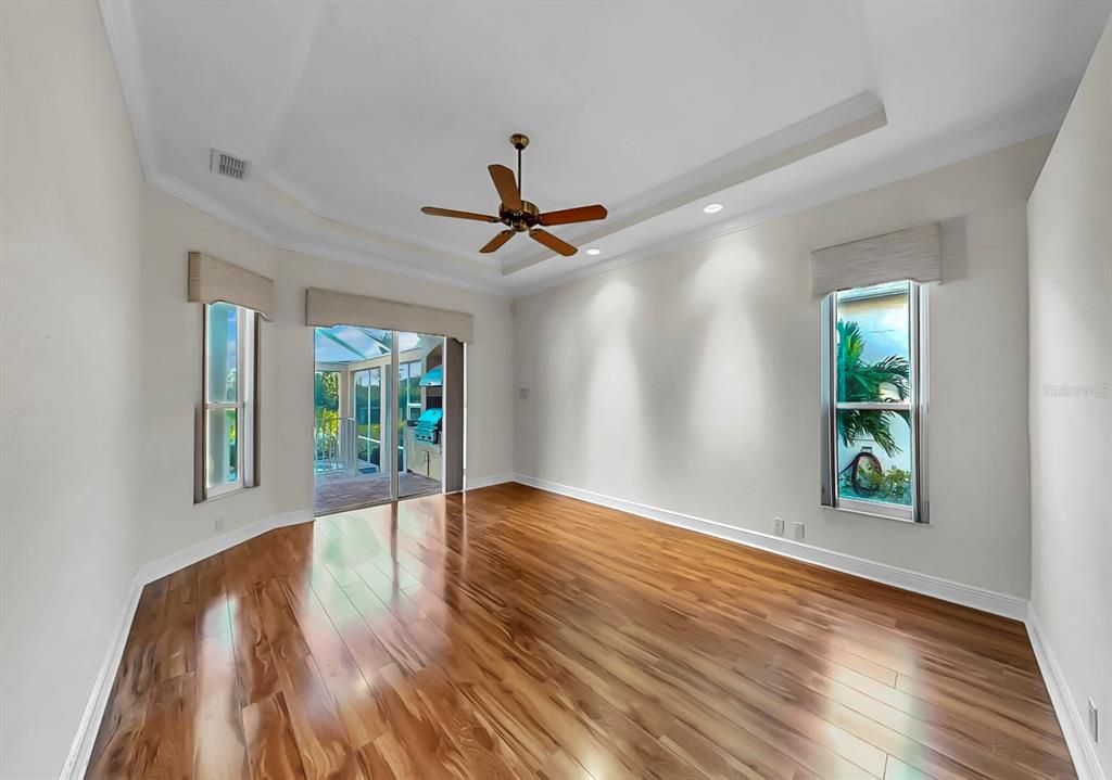 合同活跃: $1,025,000 (4 贝兹, 3 浴室, 2928 平方英尺)