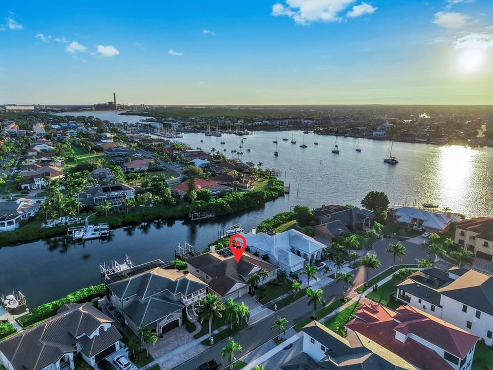 合同活跃: $1,025,000 (4 贝兹, 3 浴室, 2928 平方英尺)