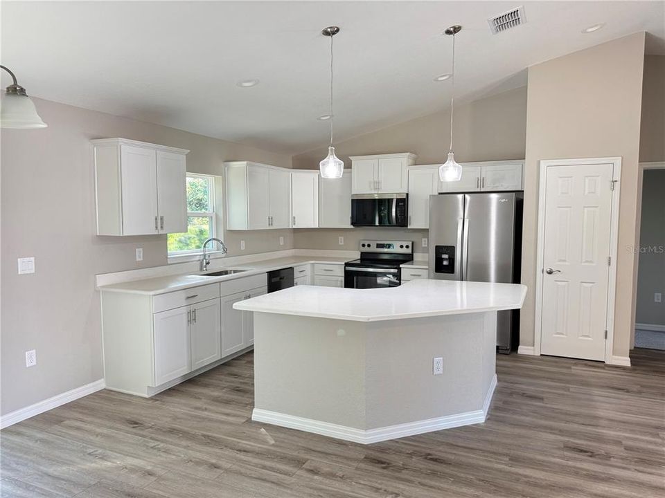 Activo con contrato: $274,500 (3 camas, 2 baños, 1557 Pies cuadrados)