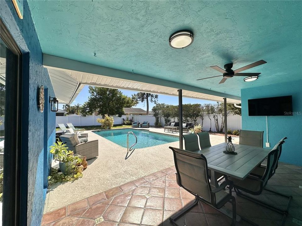 For Sale: $569,000 (3 beds, 2 baths, 1982 Square Feet)