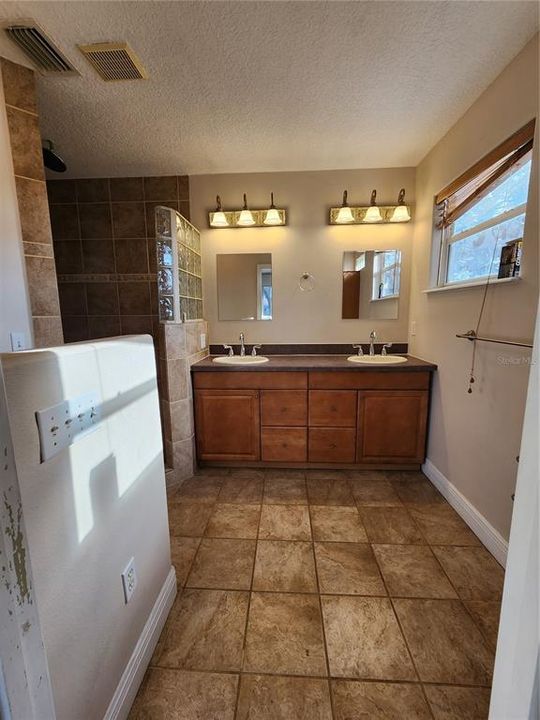 For Sale: $650,000 (5 beds, 3 baths, 2960 Square Feet)