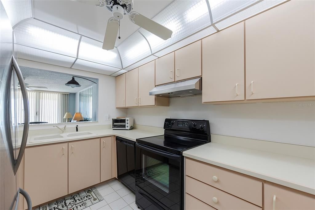 Под контрактом: $299,000 (2 спален, 2 ванн, 1200 Квадратных фут)