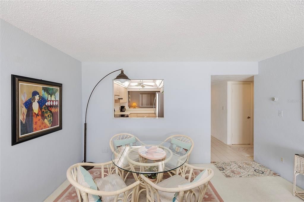 Под контрактом: $299,000 (2 спален, 2 ванн, 1200 Квадратных фут)