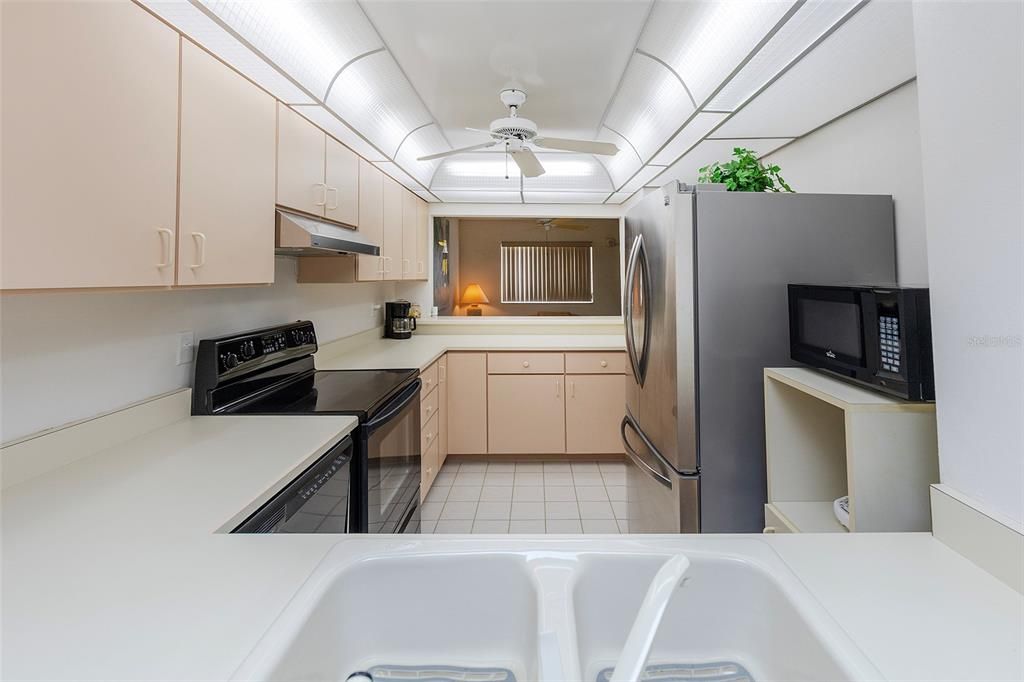 Под контрактом: $299,000 (2 спален, 2 ванн, 1200 Квадратных фут)