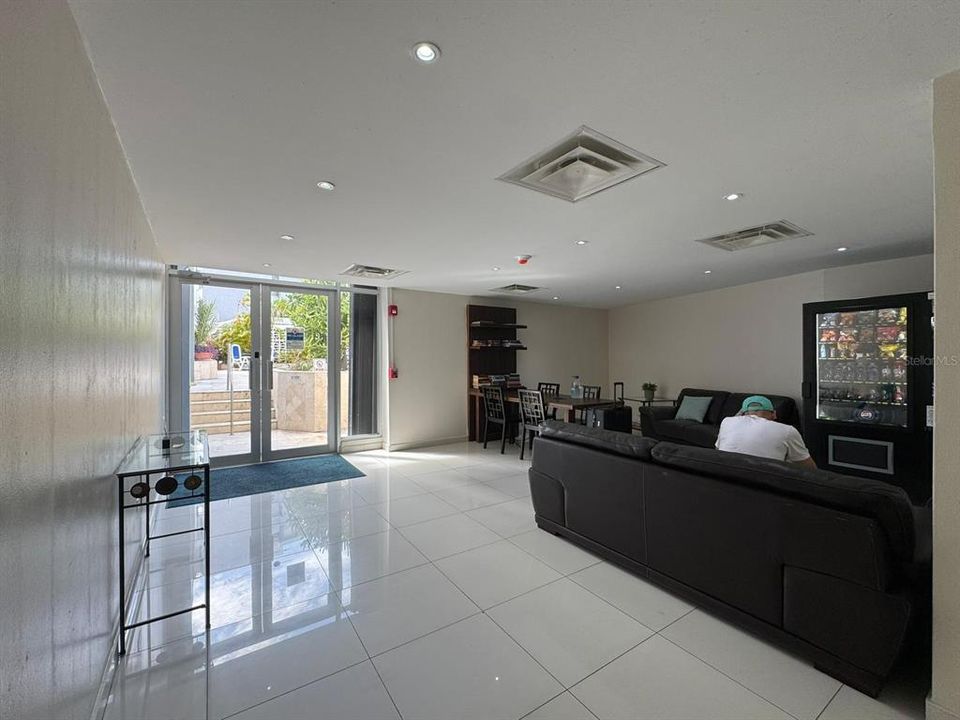 Active With Contract: $350,000 (1 beds, 1 baths, 535 Square Feet)