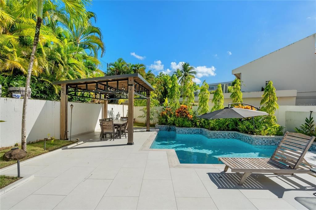 En Venta: $1,200,000 (4 camas, 2 baños, 2045 Pies cuadrados)