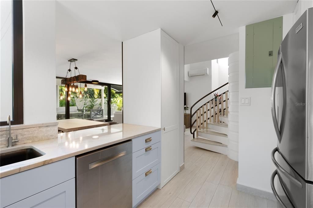 En Venta: $1,200,000 (4 camas, 2 baños, 2045 Pies cuadrados)