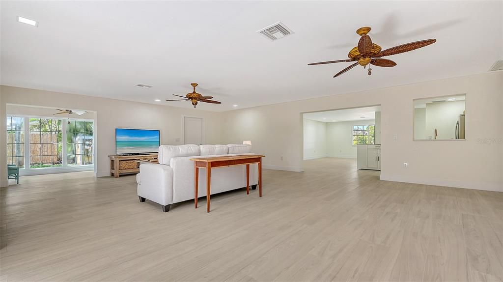 Под контрактом: $1,495,000 (4 спален, 3 ванн, 3220 Квадратных фут)