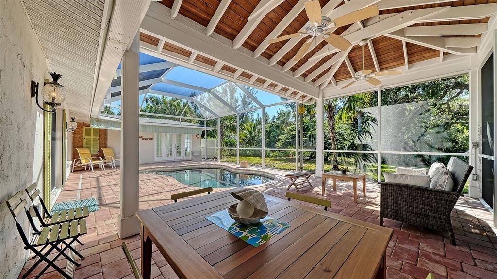 Под контрактом: $1,495,000 (4 спален, 3 ванн, 3220 Квадратных фут)