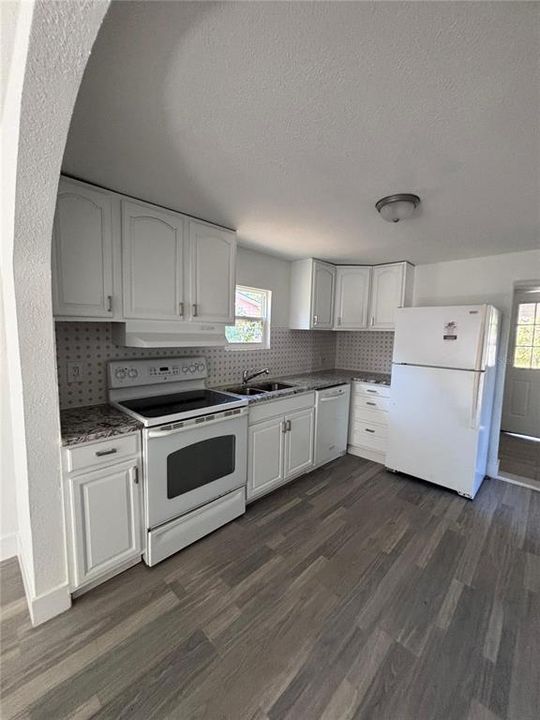 For Sale: $255,000 (2 beds, 1 baths, 696 Square Feet)