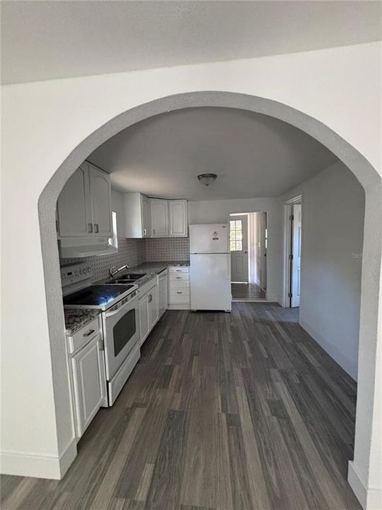 For Sale: $255,000 (2 beds, 1 baths, 696 Square Feet)