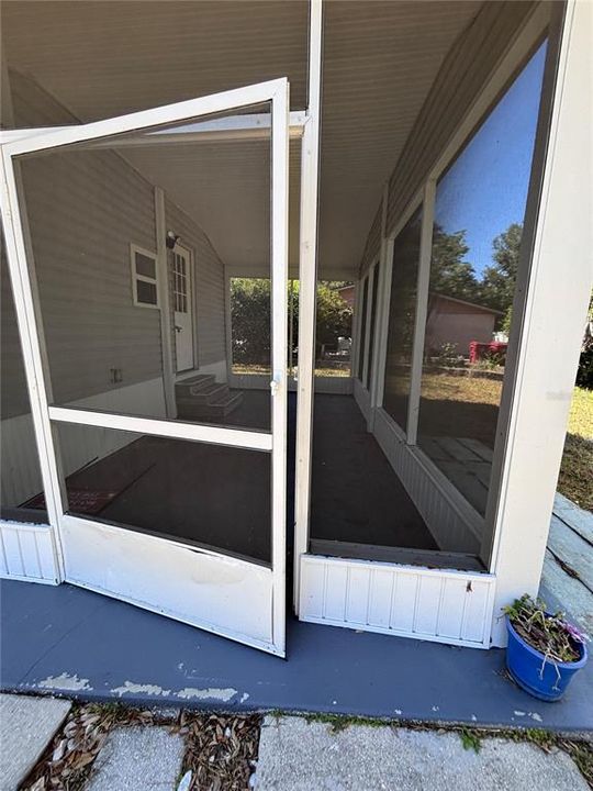 For Sale: $255,000 (2 beds, 1 baths, 696 Square Feet)