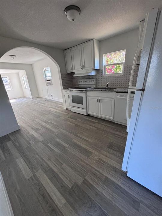 For Sale: $255,000 (2 beds, 1 baths, 696 Square Feet)