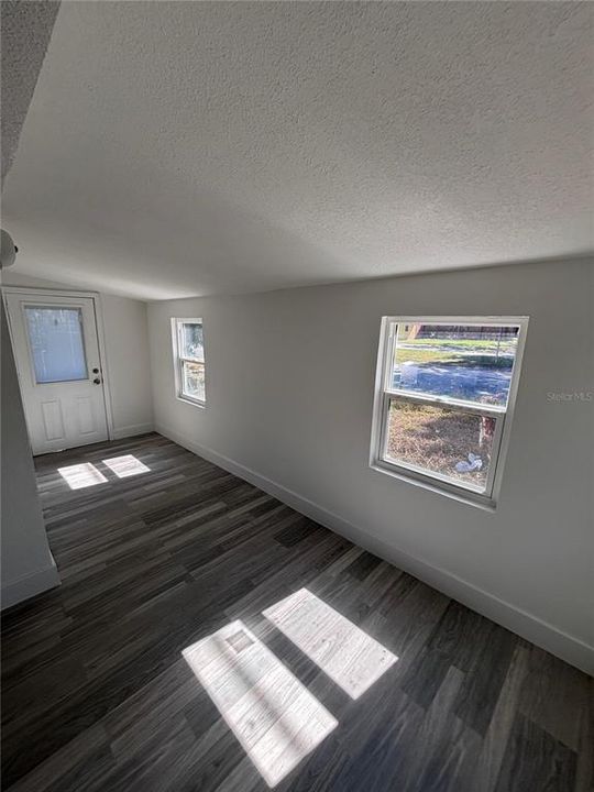 For Sale: $255,000 (2 beds, 1 baths, 696 Square Feet)