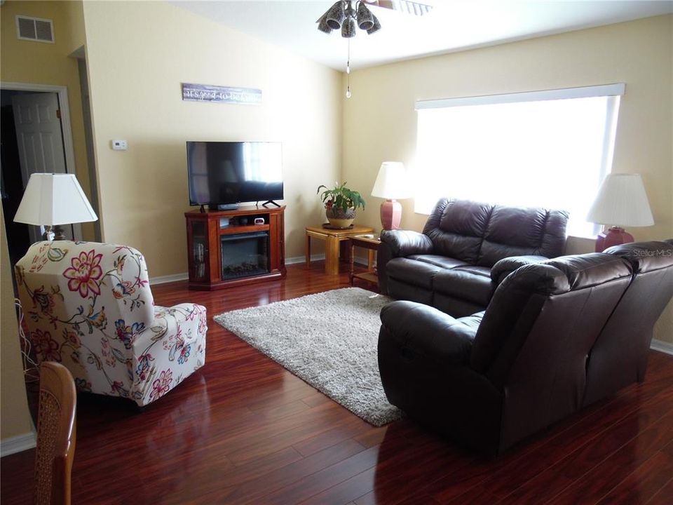For Sale: $269,900 (3 beds, 2 baths, 1724 Square Feet)