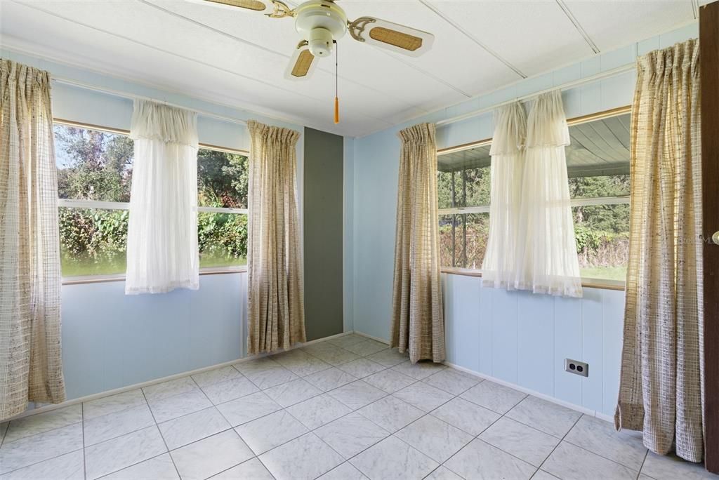 For Sale: $99,900 (2 beds, 2 baths, 1112 Square Feet)