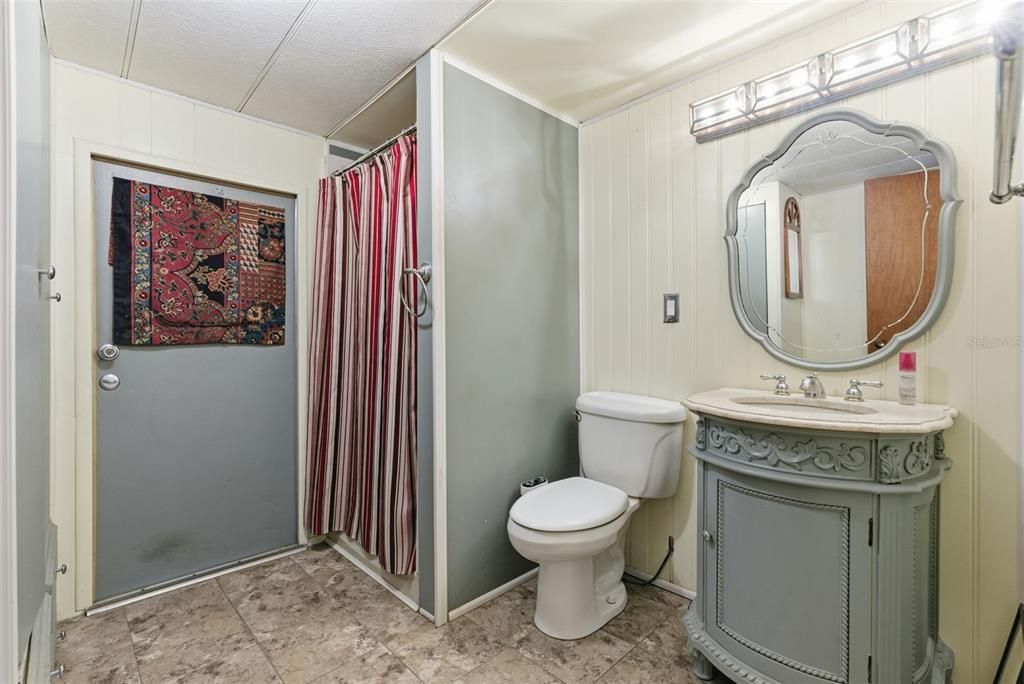 For Sale: $99,900 (2 beds, 2 baths, 1112 Square Feet)