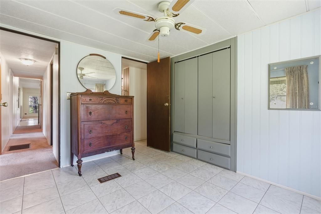 For Sale: $99,900 (2 beds, 2 baths, 1112 Square Feet)