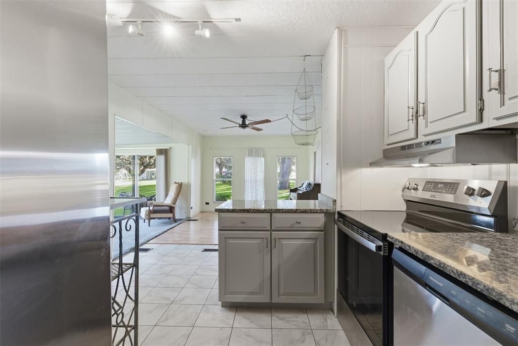 For Sale: $99,900 (2 beds, 2 baths, 1112 Square Feet)