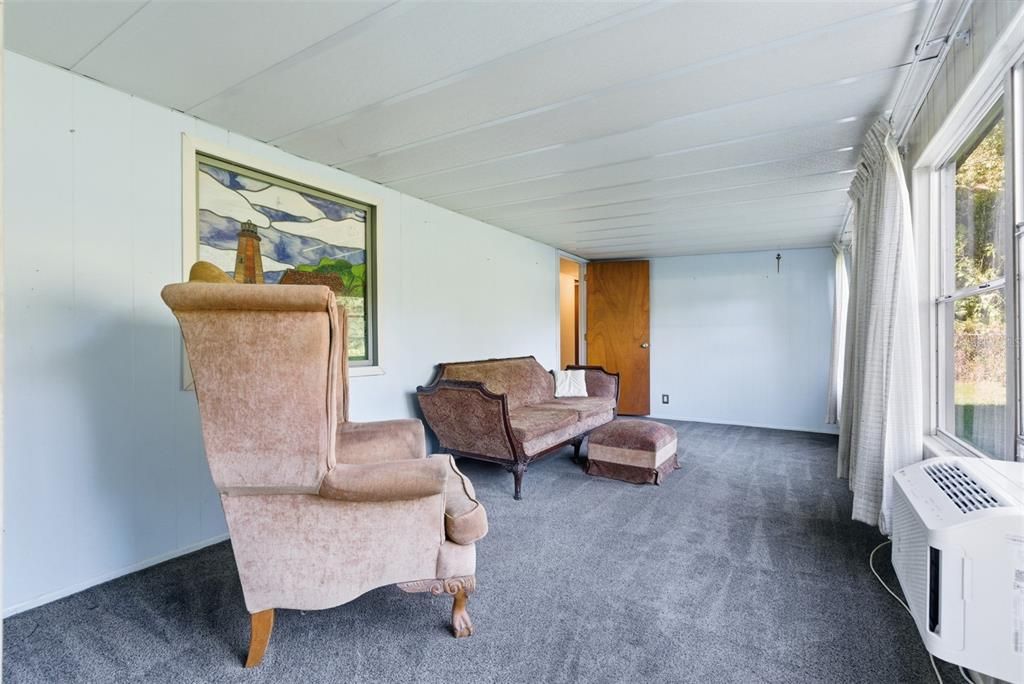 For Sale: $99,900 (2 beds, 2 baths, 1112 Square Feet)