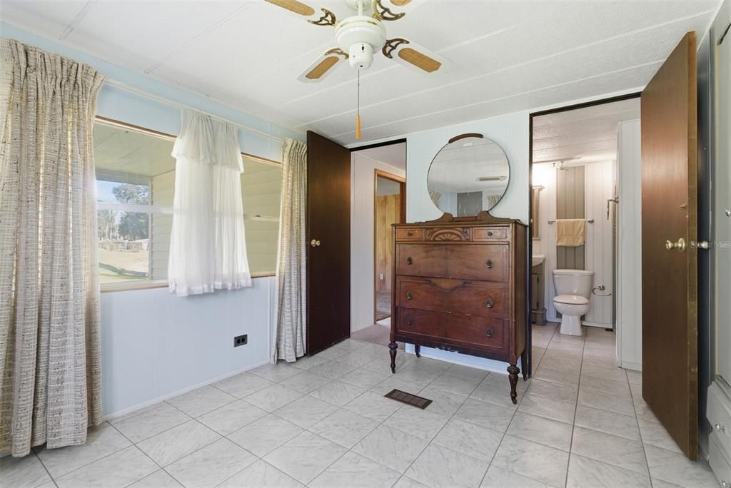 For Sale: $99,900 (2 beds, 2 baths, 1112 Square Feet)