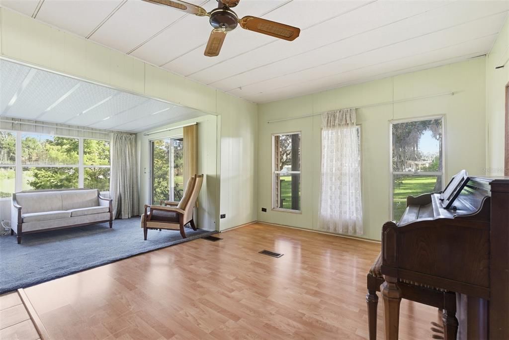 For Sale: $99,900 (2 beds, 2 baths, 1112 Square Feet)