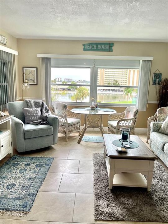 出租: $2,900 (2 贝兹, 2 浴室, 970 平方英尺)