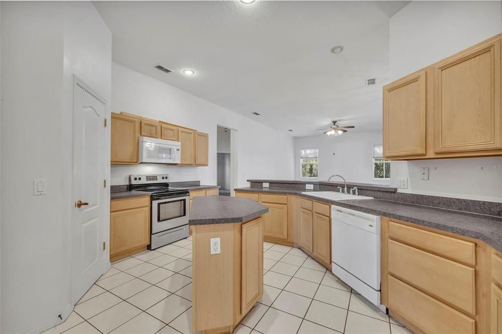 Active With Contract: $590,000 (5 beds, 3 baths, 2815 Square Feet)