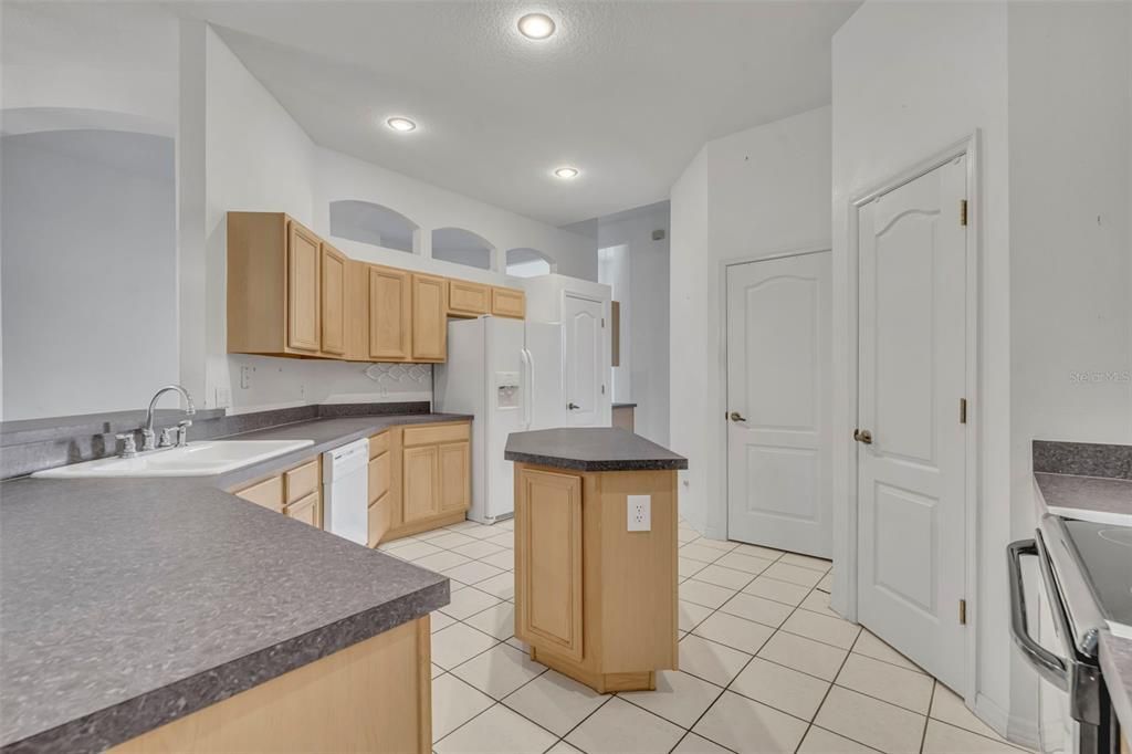 Active With Contract: $590,000 (5 beds, 3 baths, 2815 Square Feet)