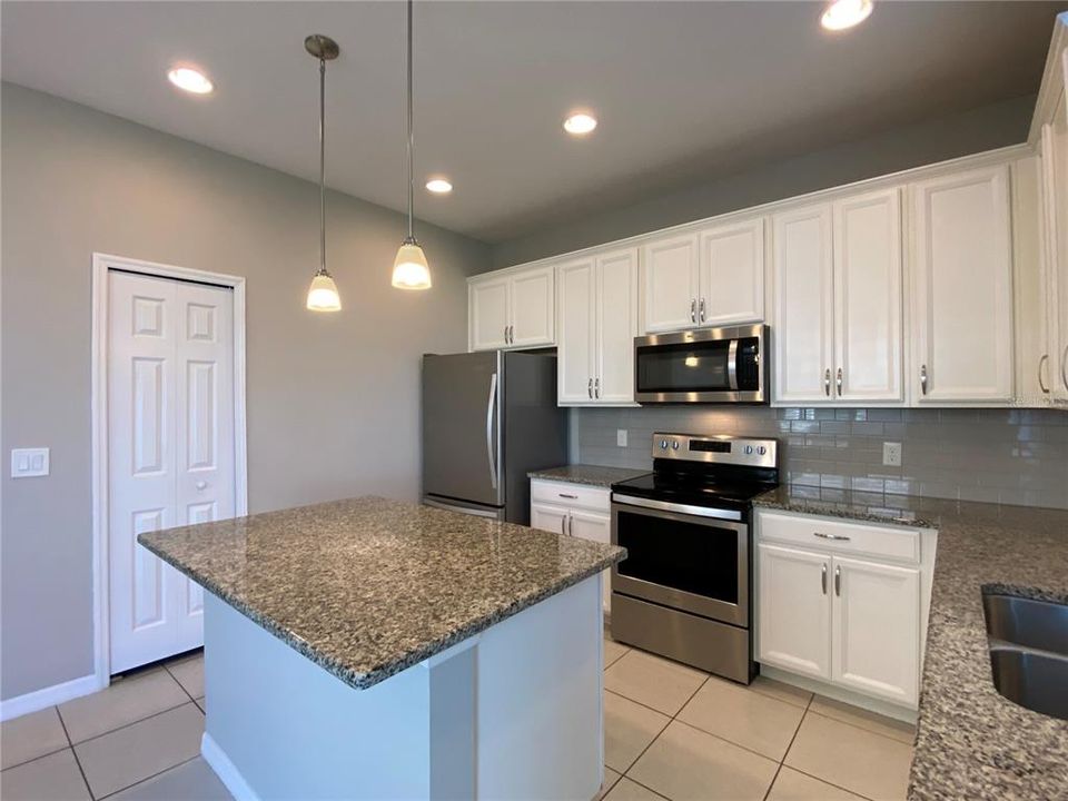 For Rent: $2,445 (3 beds, 2 baths, 1703 Square Feet)