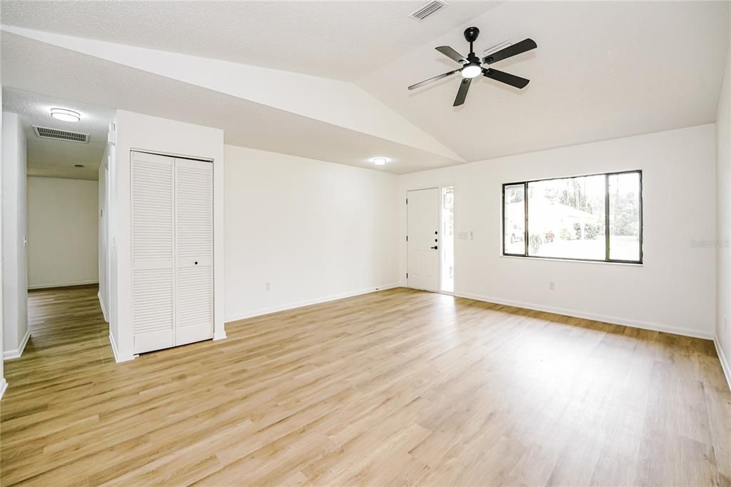 En Venta: $309,900 (4 camas, 2 baños, 2043 Pies cuadrados)