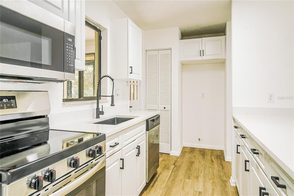 En Venta: $309,900 (4 camas, 2 baños, 2043 Pies cuadrados)