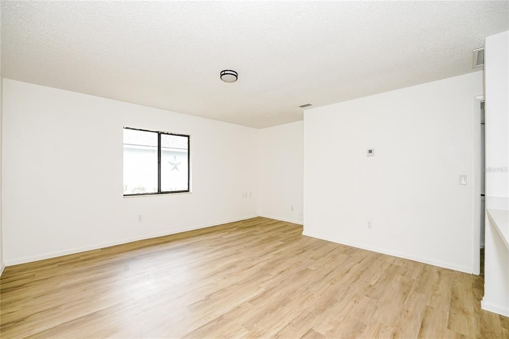 En Venta: $309,900 (4 camas, 2 baños, 2043 Pies cuadrados)