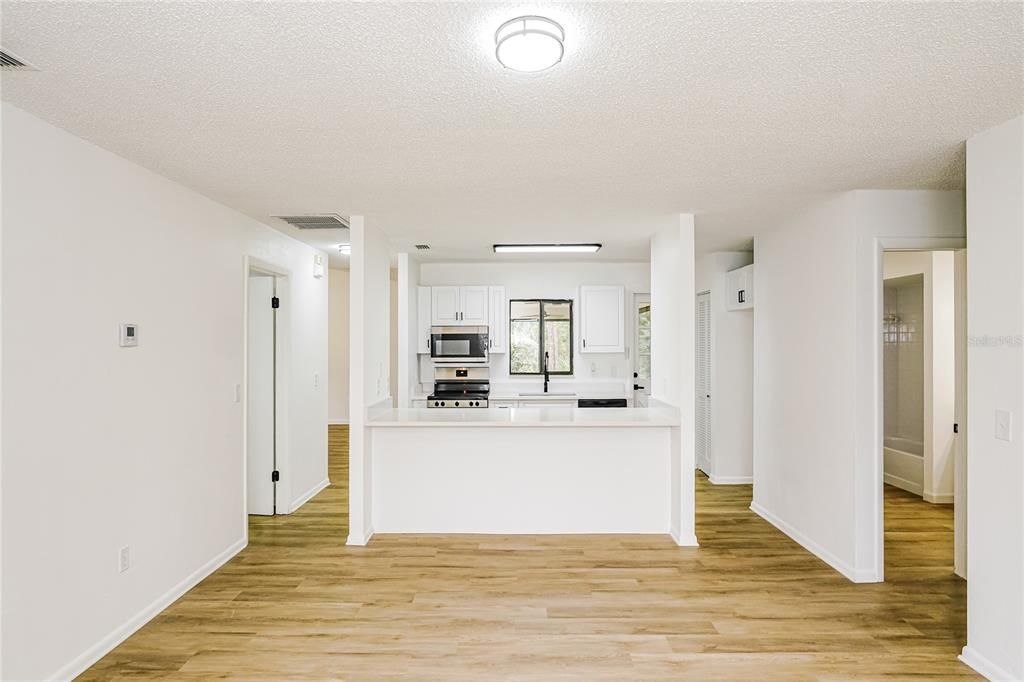 En Venta: $309,900 (4 camas, 2 baños, 2043 Pies cuadrados)