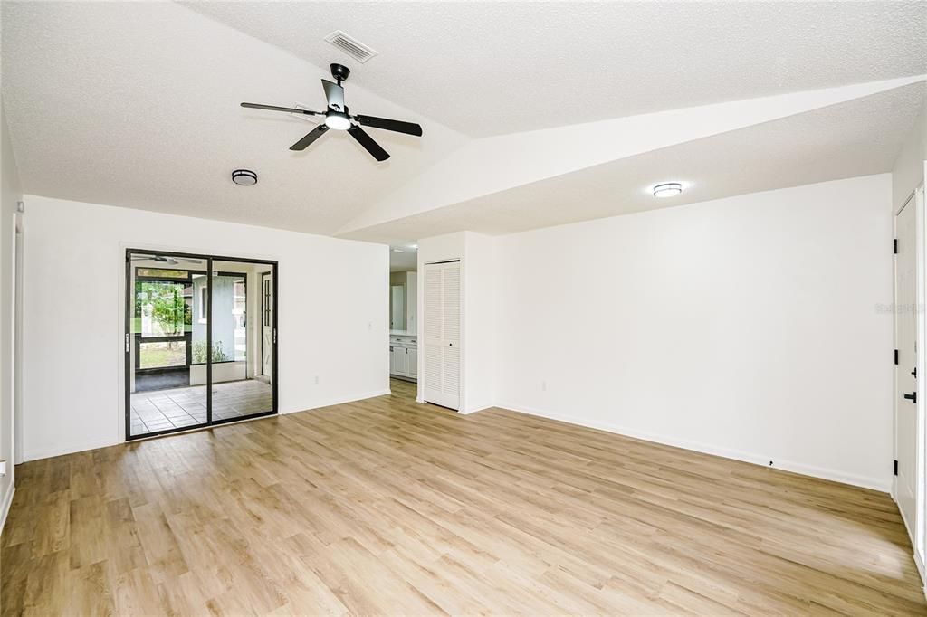 En Venta: $309,900 (4 camas, 2 baños, 2043 Pies cuadrados)