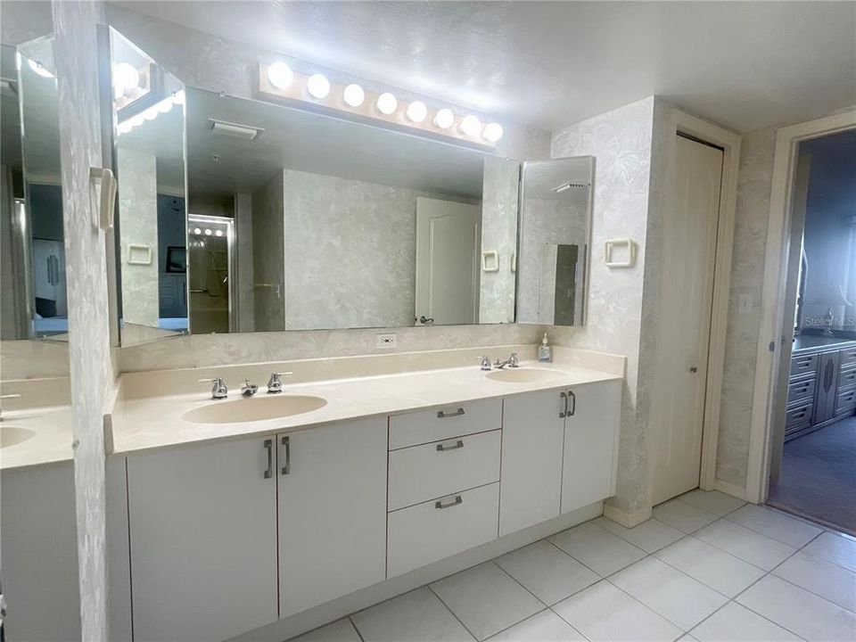 For Sale: $215,000 (2 beds, 2 baths, 1400 Square Feet)