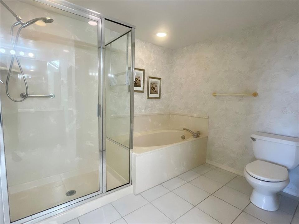 For Sale: $215,000 (2 beds, 2 baths, 1400 Square Feet)