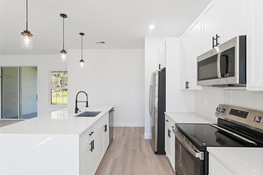 待售: $329,000 (4 贝兹, 2 浴室, 1751 平方英尺)