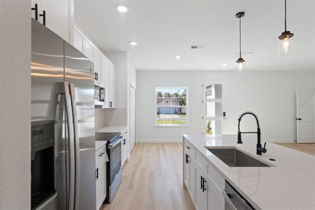 待售: $329,000 (4 贝兹, 2 浴室, 1751 平方英尺)