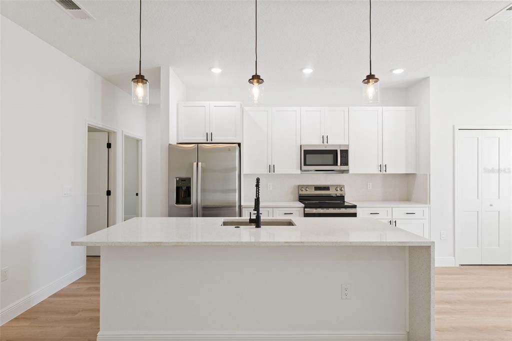 待售: $329,000 (4 贝兹, 2 浴室, 1751 平方英尺)