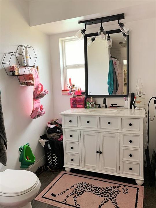 待售: $399,000 (2 贝兹, 2 浴室, 1290 平方英尺)