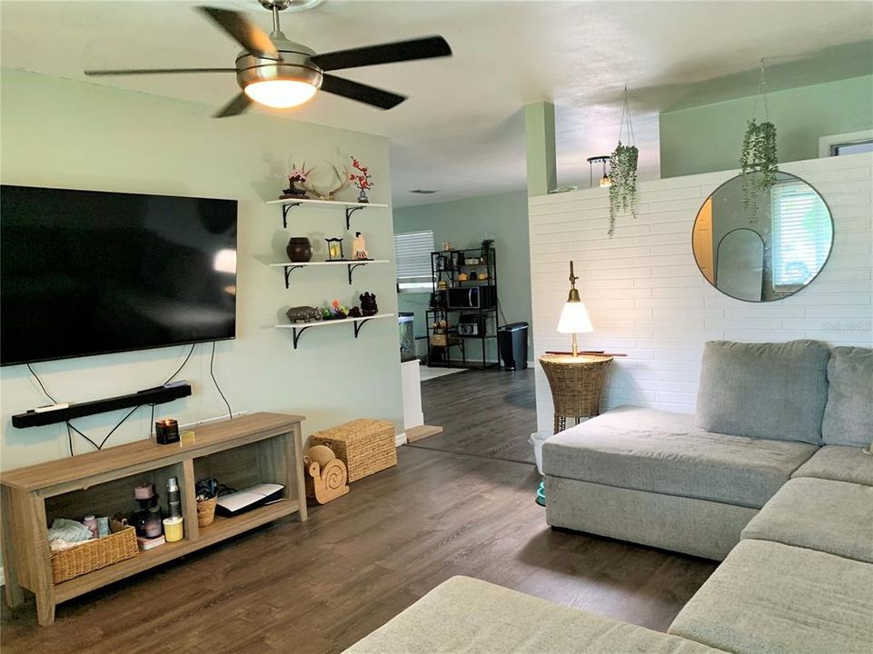 待售: $399,000 (2 贝兹, 2 浴室, 1290 平方英尺)