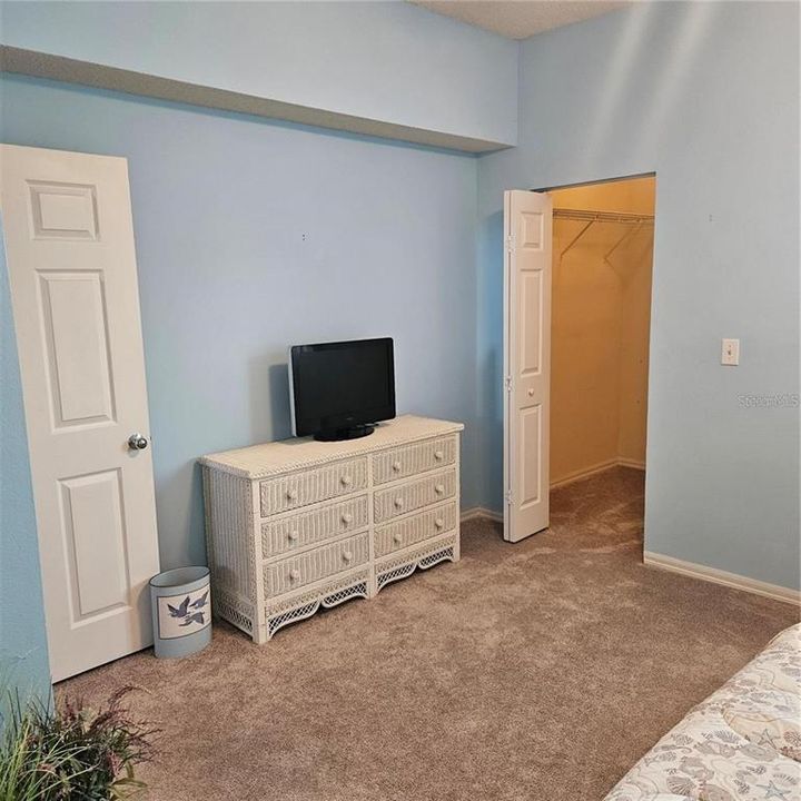 Active With Contract: $170,000 (1 beds, 1 baths, 1032 Square Feet)