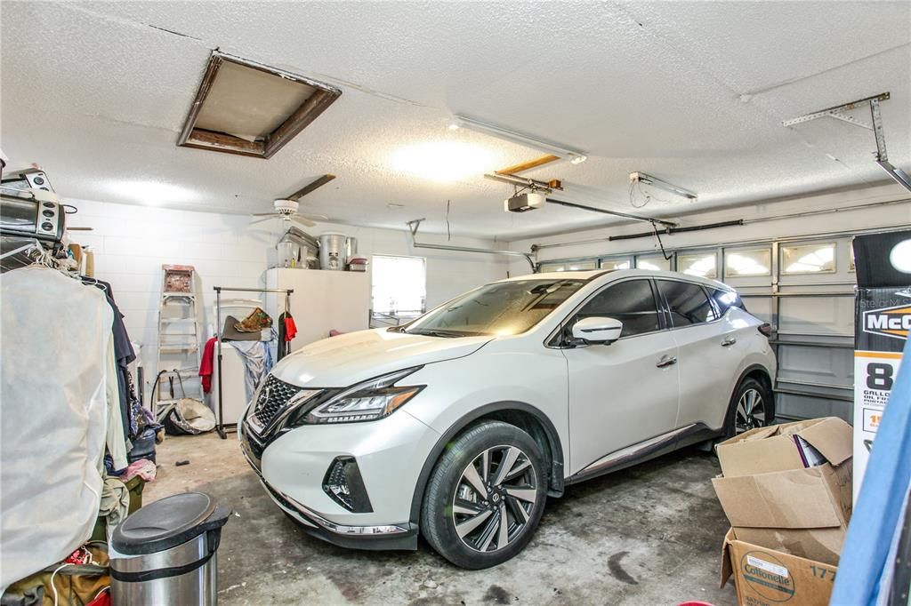 Activo con contrato: $349,000 (3 camas, 2 baños, 2339 Pies cuadrados)