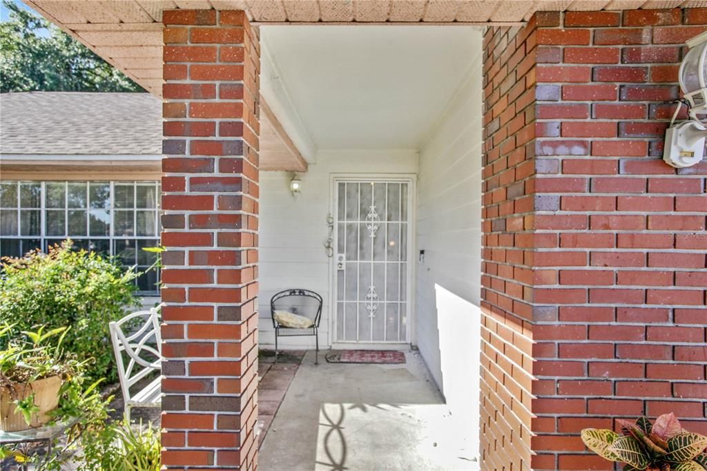 Activo con contrato: $349,000 (3 camas, 2 baños, 2339 Pies cuadrados)