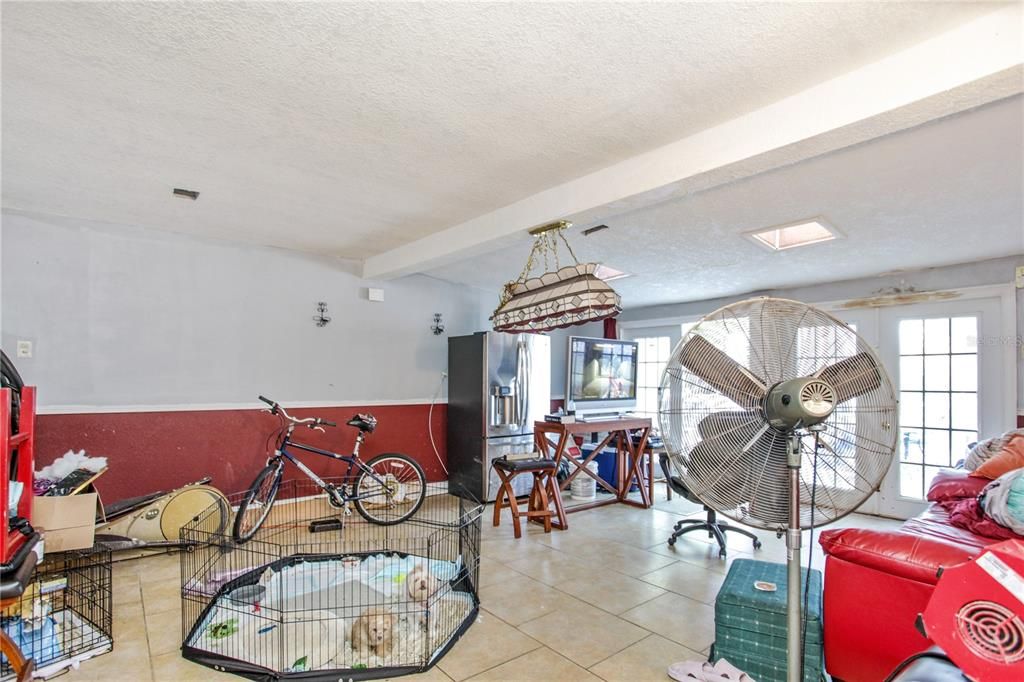 Activo con contrato: $349,000 (3 camas, 2 baños, 2339 Pies cuadrados)