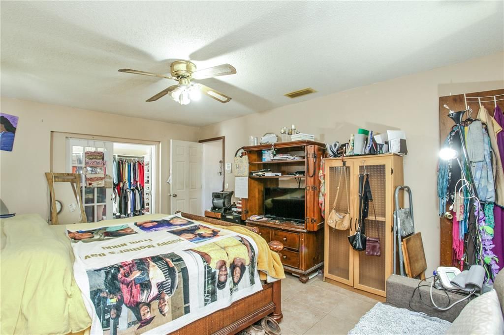 Activo con contrato: $349,000 (3 camas, 2 baños, 2339 Pies cuadrados)