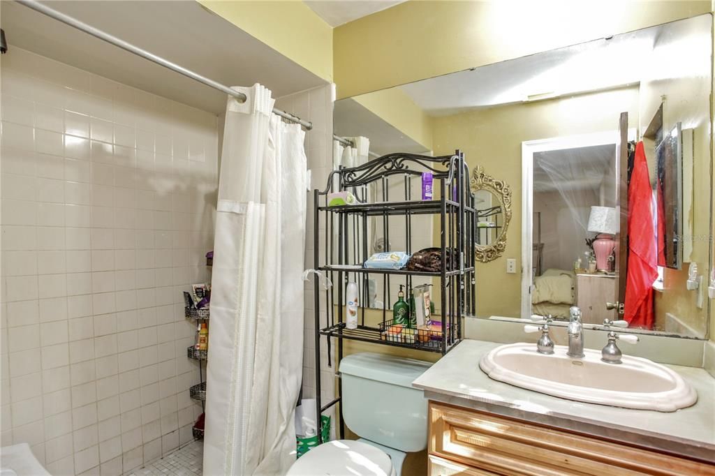 Activo con contrato: $349,000 (3 camas, 2 baños, 2339 Pies cuadrados)