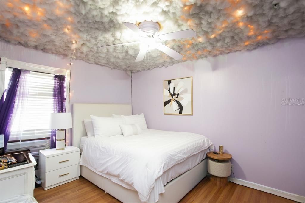 Activo con contrato: $349,000 (3 camas, 2 baños, 2339 Pies cuadrados)